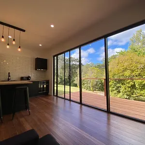 Kosmo's Studio: Style In A Retreat Setting! Boyland